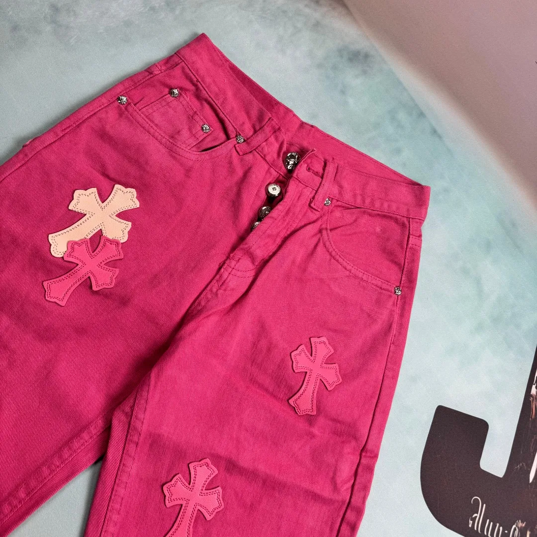 🅿️310 🔘Style No.-KL116 🔘Cro Heart𝐂𝐡𝐫𝐨𝐦𝐞 𝐇𝐞𝐚𝐫𝐭 Sex Records Series CH Girls Barbie Pink Leather Jeans* #Dopamine Personalized Jeans, Unlock New Street-Exploding Stances These pants can be called the soul item of dopamine style, an indispensable treasure in the wardrobe of fashionable people! It is the same style as the star, favored by many fashion bloggers, and popular all over the Internet. The new model achieves the ultimate in version and upper body effect. To create it, it took the same amount of time to make 20 short sleeves, which shows the complexity of the craftsmanship. The fabric is made of high-quality imported denim, which has a unique high-end texture. After many washes and proofing, the perfect color and texture were finally achieved. The moment you put it on, you can not only feel the comfort of the fabric, but also easily create an effortless sense of fashion, making you the center of attention wherever you go.  Size: XS M L (26.28.30.32) Color: Pink